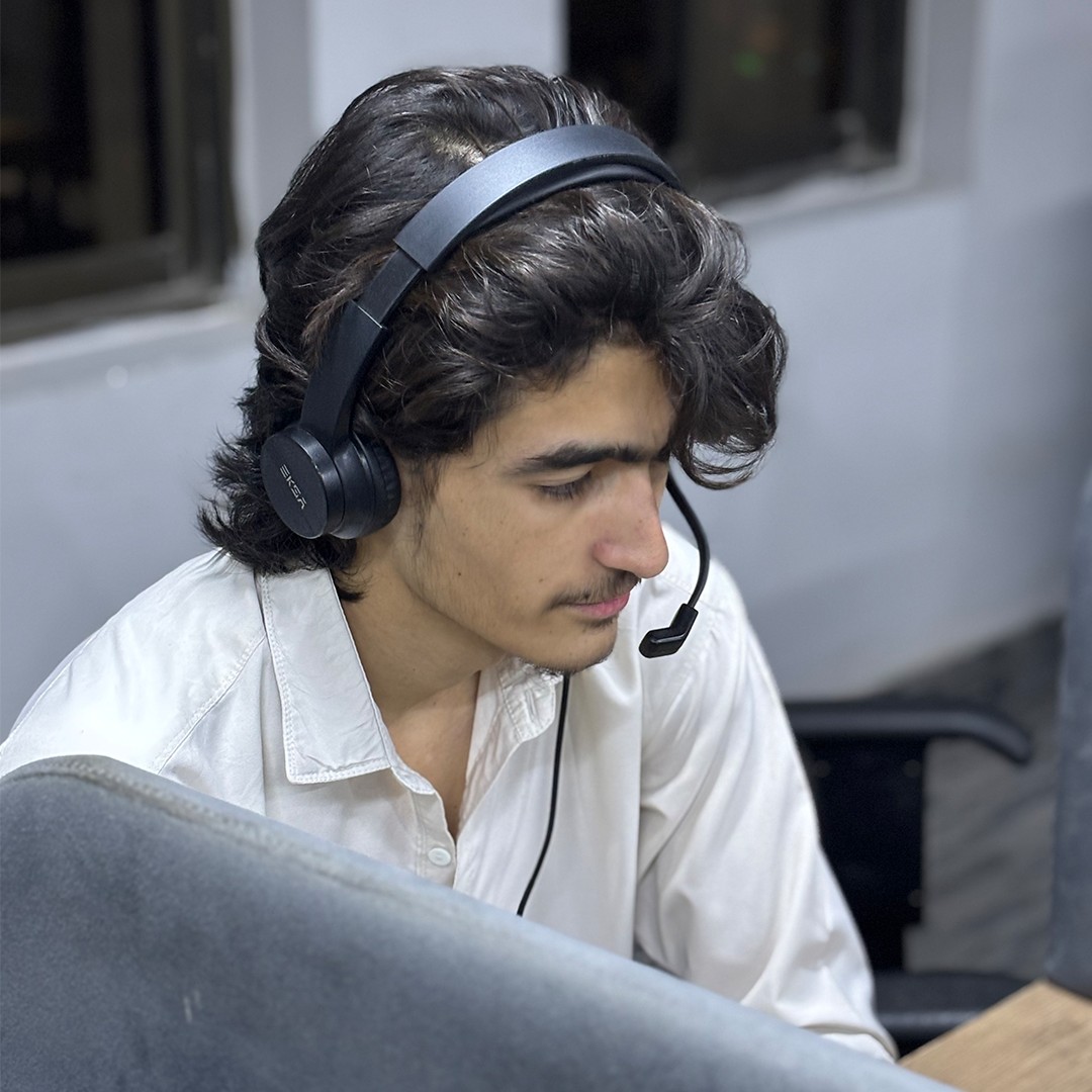 JSons Communications support agent responding to a message
